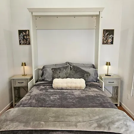 Modern 1-Bedroom Studio With Full Kitchen And Bath